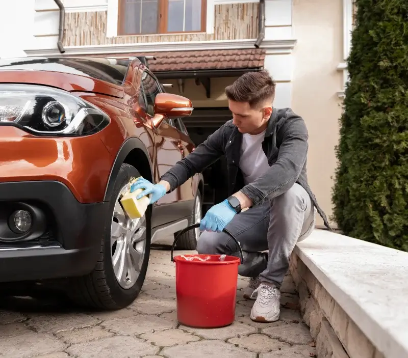 Lavage auto à domicile La Bridoire : professionnel intervenant sur un véhicule
